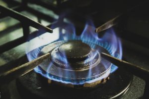 simak perbedaan fryer gas dan fryer listrik